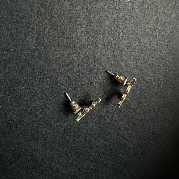 Golden floral mini ear crawler stud earrings - Picture 2 of 4